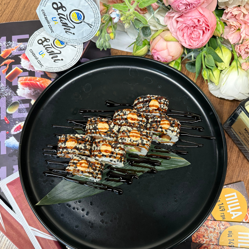 Філадельфія з Лососем в кунжуті ✨ Оновлена рецептура • XL порція — Sushi UA